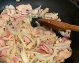 A picture of step 6 of Egg noodles stir-fried with chicken and bacon.