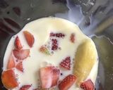 Gambar langkah 2 resipi Strawberry Banana Smoothies (Sihat).