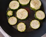 Foto del paso 4 de la receta: Tortilla de porotos verdes con zapallo italiano dorado/salteado