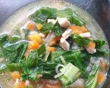 Foto langkah ke 3 dari resep Pokcoy Kuah Ayam MPASI.