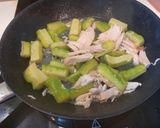 苦瓜炒雞絲的食譜步驟2照片