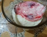 A picture of step 5 of Strawberry cream cheesecake glass shot.