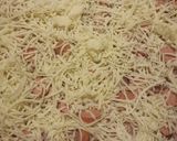 Gluténmentes pizza tarjával és virslivel recept fázis 3 fotója