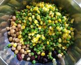 Foto del paso 2 de la receta: Ensalada colorida de legumbres y choclo