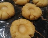 Foto langkah ke 4 dari resep Sunflower Cookies (Takaran Sendok).