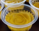Foto langkah ke 6 dari resep Puding Mawar Jeruk Lapis Coklat.