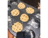 A picture of step 2 of Mini apple pies.