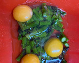Foto del paso 2 de la receta: Huevos y espárragos al Lekué