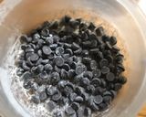Foto del paso 5 de la receta: Budín de vainilla y budín de chocolate con chips de chocolate🥧
