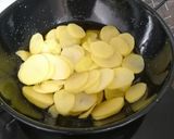 Foto del paso 1 de la receta Patatas a lo pobre con huevo frito