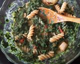 A picture of step 9 of Yoghurt fusilli pasta in spinach puree.