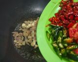 Foto langkah ke 2 dari resep Oseng Ikan Asin Jambal Roti.