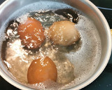 Foto del paso 1 de la receta: Huevos rellenos de Surimi y Bonito del norte