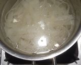 A picture of step 2 of Spicy fettuccine pasta.