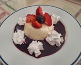 Foto del passaggio 7 della ricetta Panna Cotta con Coulis di Mirtilli e Fragole