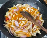 Foto del paso 4 de la receta: Sudado de cabrilla (pescado) peruano