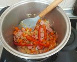 Foto del paso 3 de la receta: Arroz con pollo, zanahoria, maíz, guisantes y salchicha