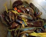 Foto langkah ke 3 dari resep Kerang hijau bumbu kuning.