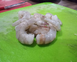 Foto del paso 1 de la receta: Omelette de salmón a las finas hierbas con costrinis de camarón