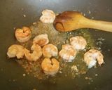 Foto del paso 3 de la receta: Lingüini en crema de camarones