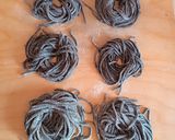 Foto del passaggio 3 della ricetta Spaghetti al nero di seppia homemade,con frutti di mare, gamberi e calamari