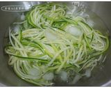 A picture of step 4 of Low-Carb Shredded Chicken and Zucchini Cold Noodles.
