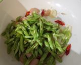 Foto langkah ke 3 dari resep Tumis Buncis Telur Sosis.