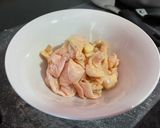 รูปขั้นตอนการทำที่ 1 ของ หนังไก่ทอดกระเทียม
