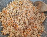 Foto del passaggio 4 della ricetta Pasta con ragù bianco di soia, besciamella allo zafferano e asparagi