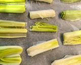 Foto del paso 4 de la receta: Puerros asados con vinagreta de frutos secos