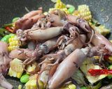 Foto langkah ke 5 dari resep Tumis Cumi Asin Pete Jagung.