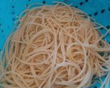 Foto del paso 1 de la receta: Spaghetti blanco con jamón, salchichas y tocino😋😋