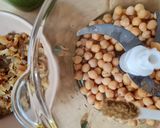 Foto del paso 2 de la receta: Hummus de garbanzos de lata con cebolla caramelizada sin azúcar 🧅🧅
