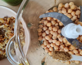 Foto del paso 2 de la receta: Hummus de garbanzos de lata con cebolla caramelizada sin azúcar 🧅🧅