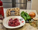 Foto del paso 1 de la receta: Salteado de magro de cerdo con champiñones y pimientos italianos
