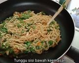 Foto langkah ke 6 dari resep Martabak mie sayur.