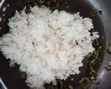 Hình bước làm 2 của món Takanachahan (Cơm chiên cải chua Nhật Bản)