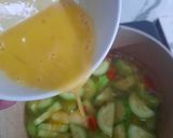 Foto langkah ke 2 dari resep Sayur Bening Mentimun Telur.