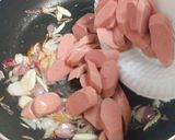 Foto langkah ke 5 dari resep Tumis Brokoli Sosis.