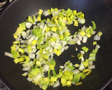Foto del paso 1 de la receta: Pasta con salmón y puerro al pesto