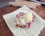 Foto langkah ke 3 dari resep Roti Goreng Sosis Mayo.
