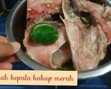 Foto langkah ke 1 dari resep Kepala Kakap Merah Bumbu Kuning ala Rianti Kitchen.