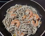 Foto del paso 7 de la receta: Pasta negra con gulas y langostinos