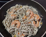 Foto del paso 7 de la receta: Pasta negra con gulas y langostinos