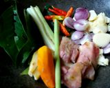 Foto langkah ke 2 dari resep Sup Kepala Ikan Salmon, bumbu geprek.