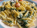 Pasta con espinacas y tomate