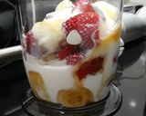 Foto langkah ke 2 dari resep Smoothies Stroberi Pisang.