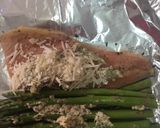 Foto del paso 4 de la receta: Salmón al ajo con limón y parmesano y espárragos