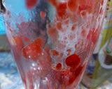 Foto langkah ke 2 dari resep Strawberry yakult milk.