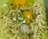 Foto langkah ke 2 dari resep Martabak Mie Telur.
